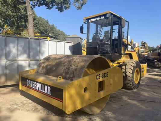 اليابان الأصلية Caterpillar CS-683E عجلة طريق طبل واحد في حالة ممتازة