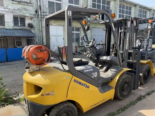 شاحنة كوماتسو ذات 3 أطنان من الغاز في حالة جيدة شاحنة ذات 3 أطنان من الغاز