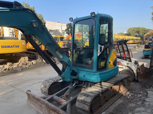 اليابان تستخدم حفرة صغيرة كوبوتا U40-5 مع نظام هيدروليكي فعال