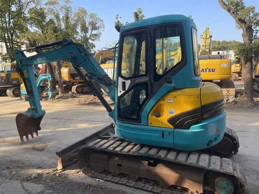 اليابان تستخدم حفرة صغيرة كوبوتا U40-5 مع نظام هيدروليكي فعال