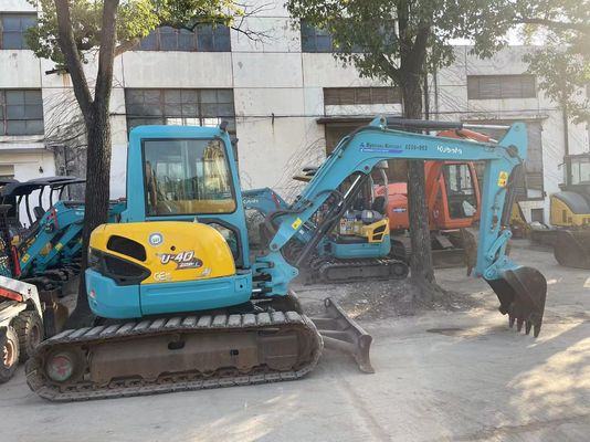 اليابان تستخدم حفرة صغيرة كوبوتا U40-5 مع نظام هيدروليكي فعال