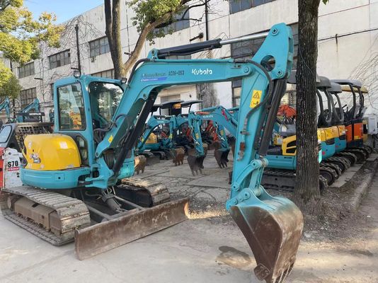 اليابان تستخدم حفرة صغيرة كوبوتا U40-5 مع نظام هيدروليكي فعال