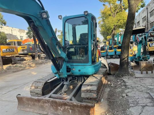 اليابان تستخدم حفرة صغيرة كوبوتا U40-5 مع نظام هيدروليكي فعال