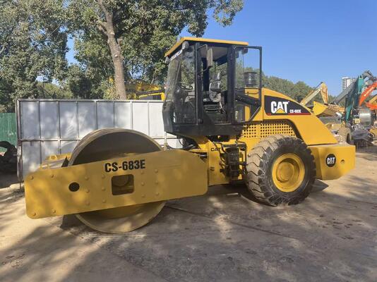 اليابان الأصلية Caterpillar CS-683E عجلة طريق طبل واحد في حالة ممتازة
