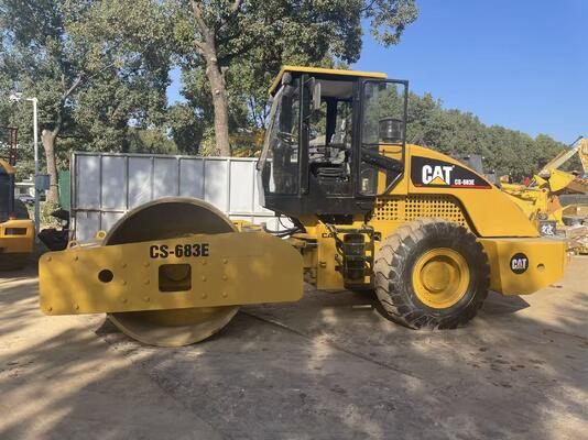 اليابان الأصلية Caterpillar CS-683E عجلة طريق طبل واحد في حالة ممتازة