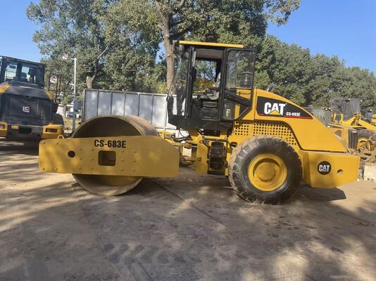 اليابان الأصلية Caterpillar CS-683E عجلة طريق طبل واحد في حالة ممتازة
